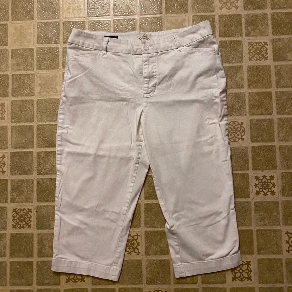 These are a pair of St. John’s Bay capri pants in a cream color size 12.